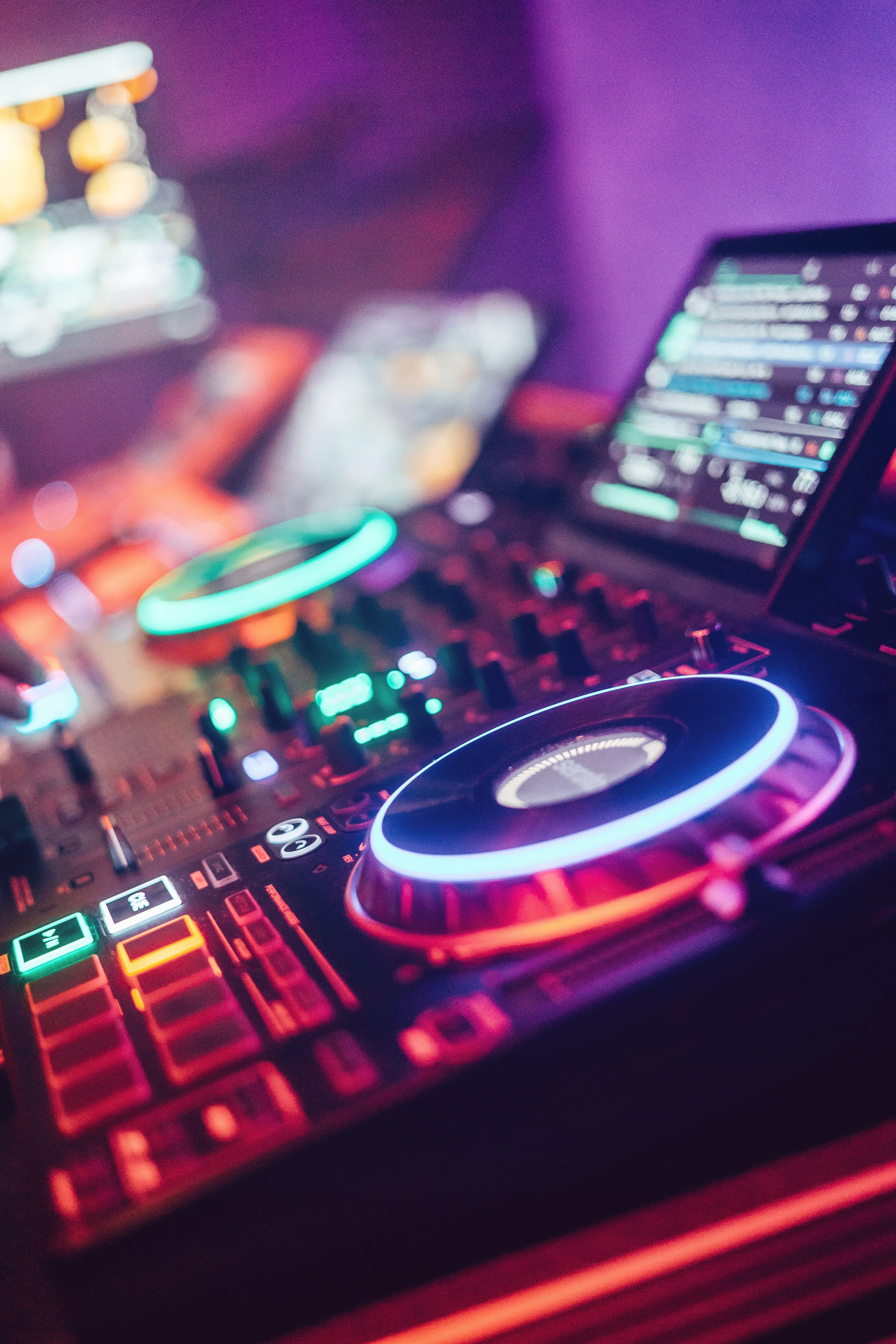 Nahaufnahme eines beleuchteten DJ-Controllers