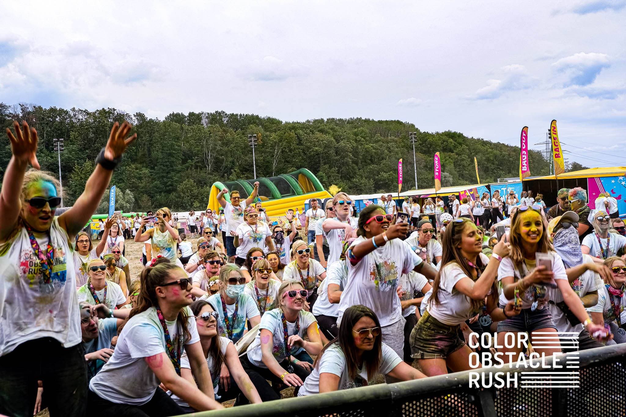 DJ bei einem Holi-Festival