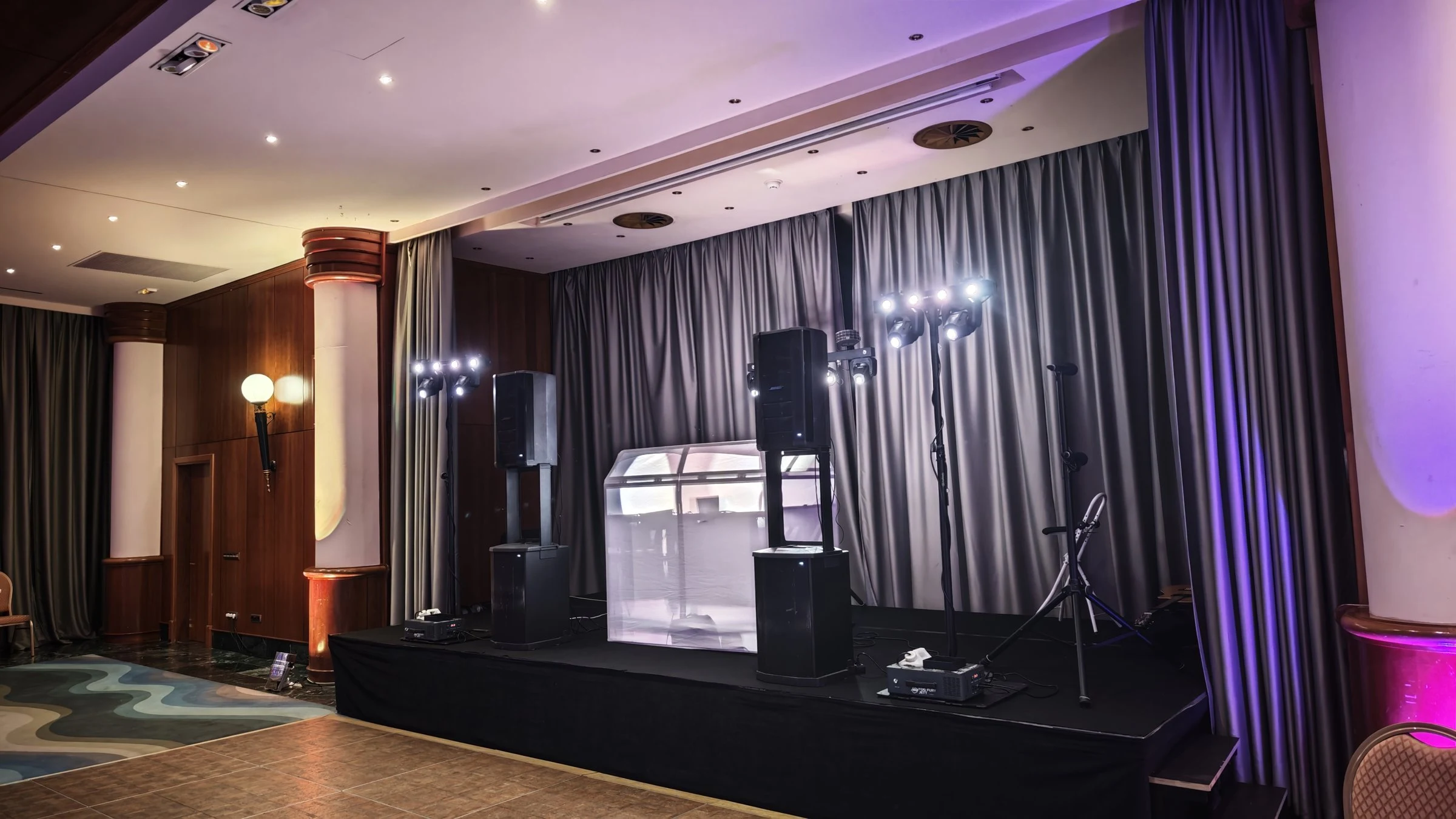 Stage in a hotel ballroom in Palma with BOSE F1, light bars and illuminated DJ booth